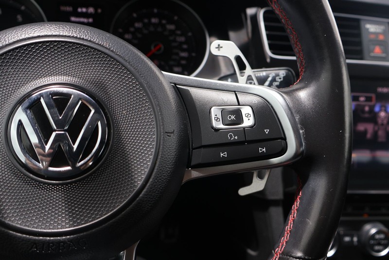 Volkswagen Golf GTI Vehicle Full-screen Gallery Image 25