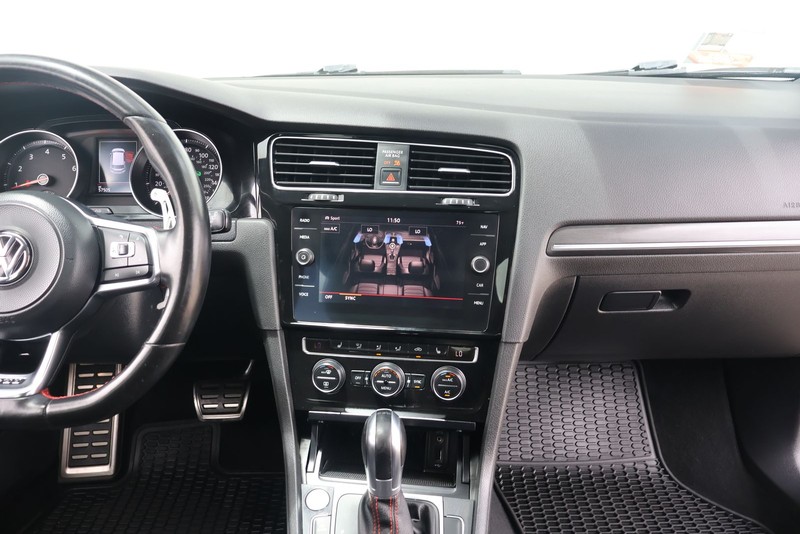 Volkswagen Golf GTI Vehicle Full-screen Gallery Image 26