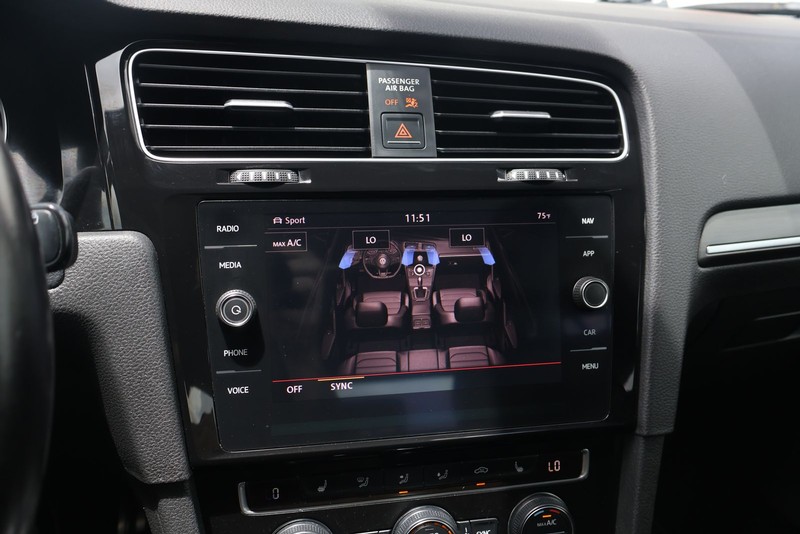 Volkswagen Golf GTI Vehicle Full-screen Gallery Image 27