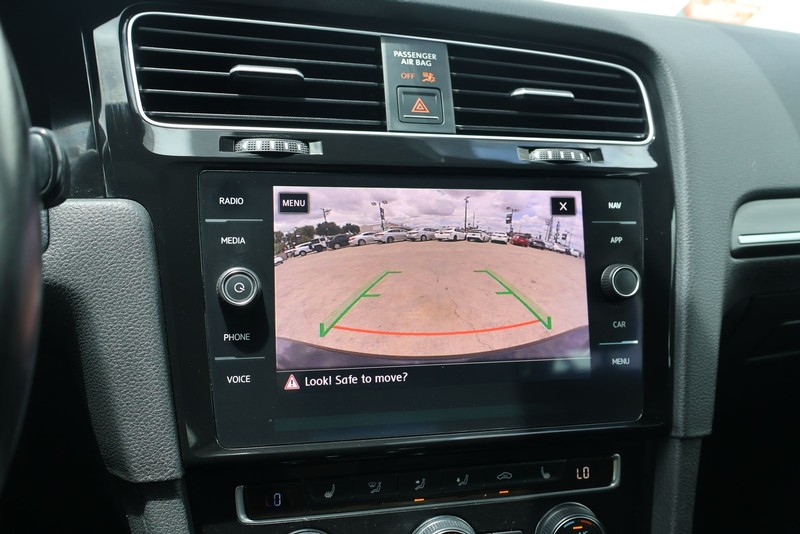 Volkswagen Golf GTI Vehicle Full-screen Gallery Image 28