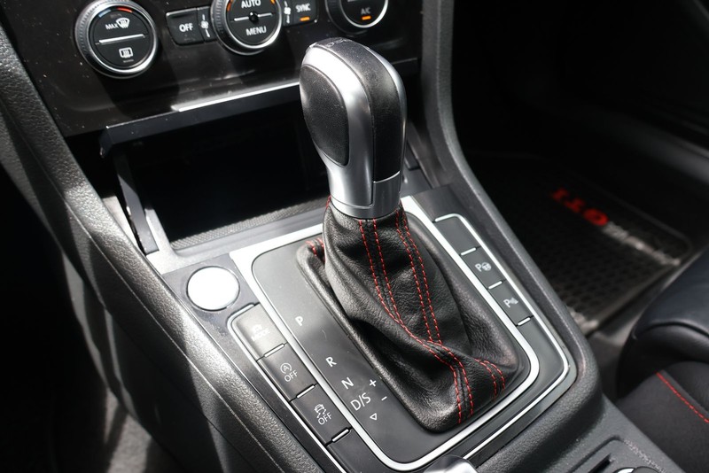 Volkswagen Golf GTI Vehicle Full-screen Gallery Image 29