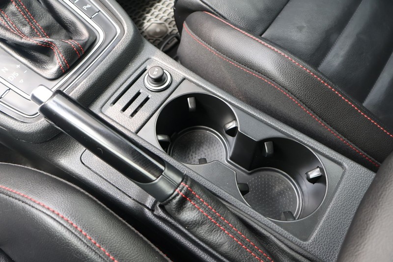 Volkswagen Golf GTI Vehicle Full-screen Gallery Image 30