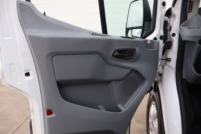 Ford Transit Passenger Wagon Vehicle Full-screen Gallery Image 15