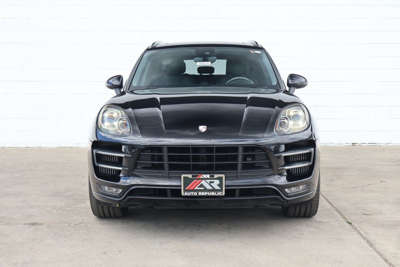 Porsche Macan Vehicle Full-screen Gallery Image 02