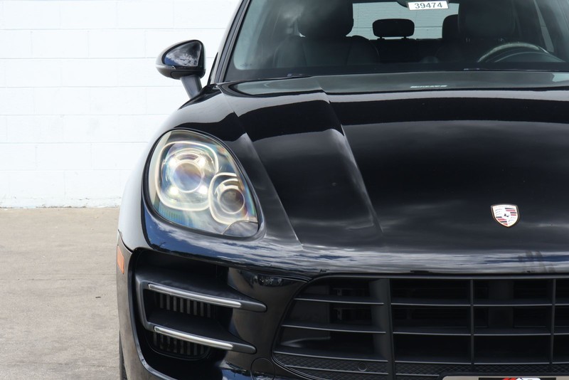 Porsche Macan Vehicle Full-screen Gallery Image 03
