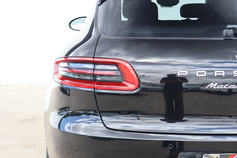 Porsche Macan Vehicle Full-screen Gallery Image 07