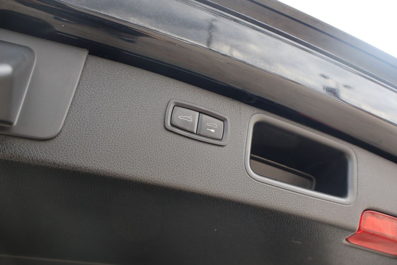 Porsche Macan Vehicle Full-screen Gallery Image 09