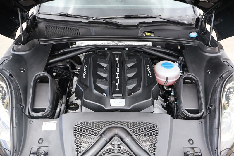 Porsche Macan Vehicle Full-screen Gallery Image 13