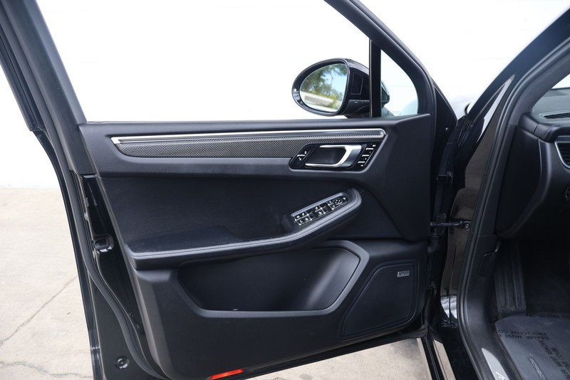 Porsche Macan Vehicle Full-screen Gallery Image 15