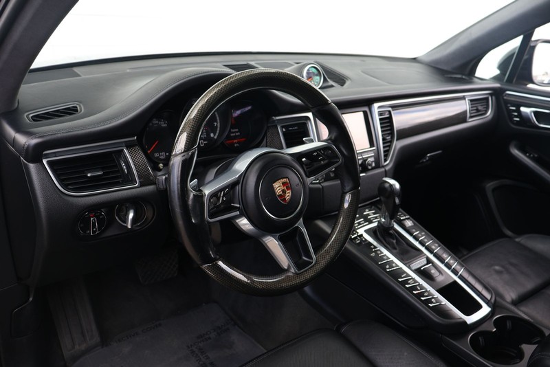 Porsche Macan Vehicle Full-screen Gallery Image 16