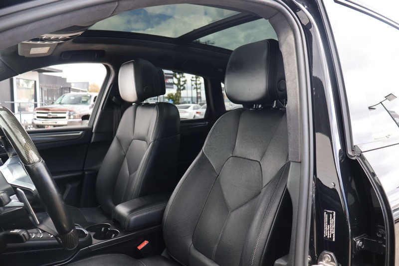 Porsche Macan Vehicle Full-screen Gallery Image 17