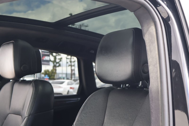 Porsche Macan Vehicle Full-screen Gallery Image 18