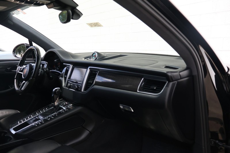 Porsche Macan Vehicle Full-screen Gallery Image 19