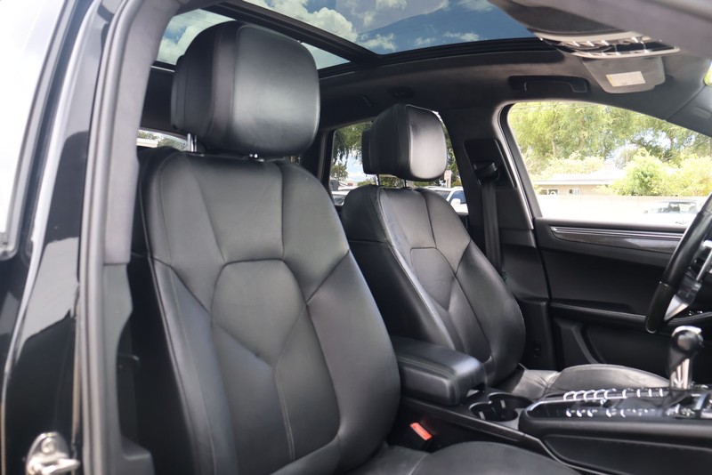 Porsche Macan Vehicle Full-screen Gallery Image 20