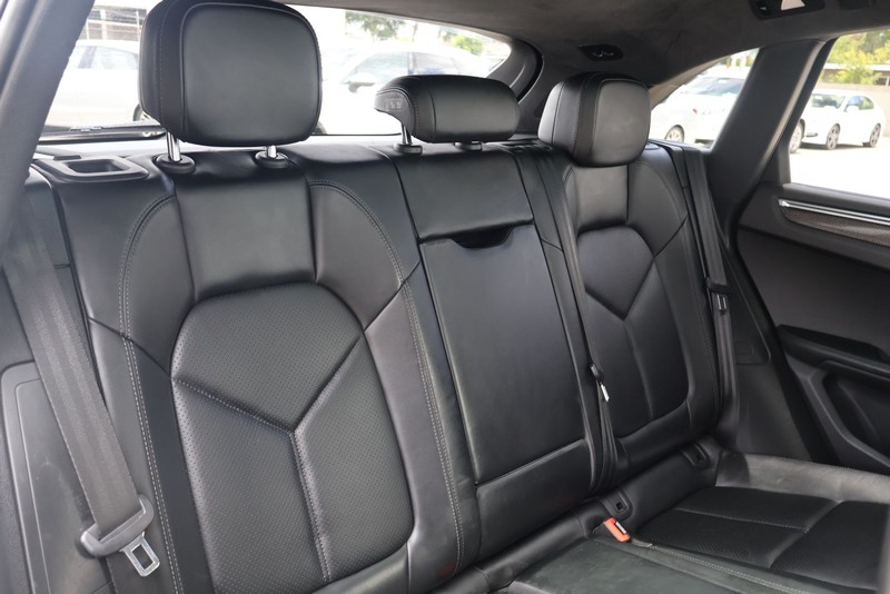 Porsche Macan Vehicle Full-screen Gallery Image 21
