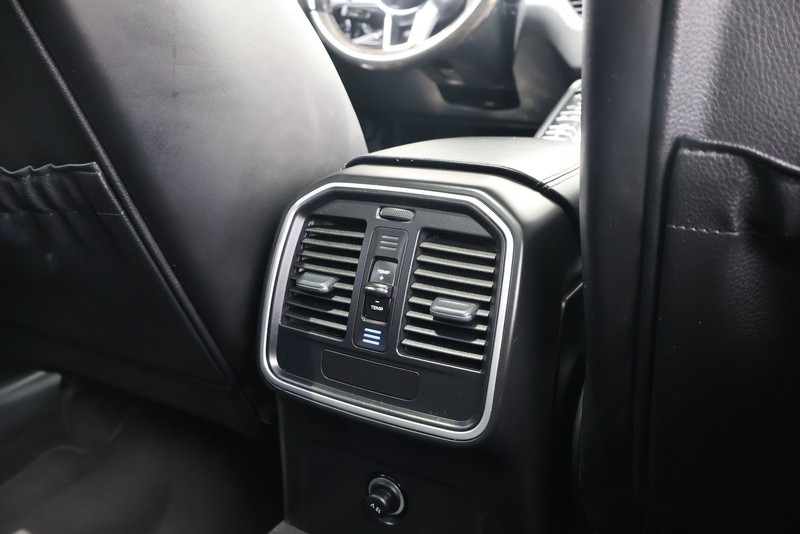 Porsche Macan Vehicle Full-screen Gallery Image 22