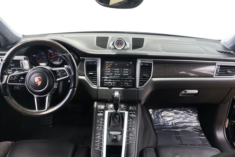 Porsche Macan Vehicle Full-screen Gallery Image 23
