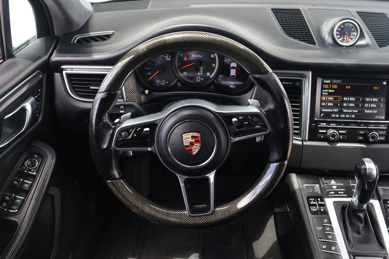 Porsche Macan Vehicle Full-screen Gallery Image 24