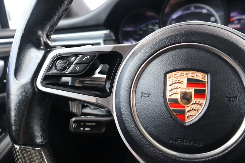 Porsche Macan Vehicle Full-screen Gallery Image 25