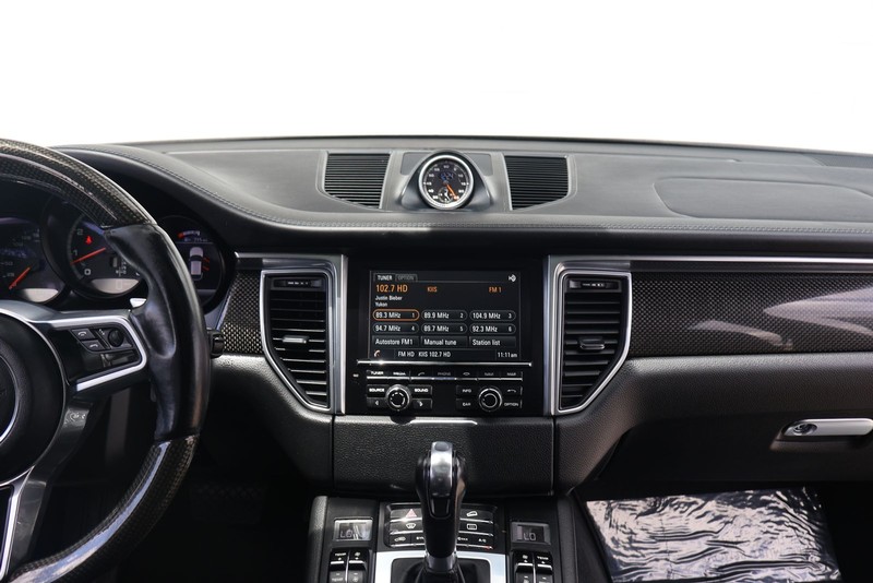 Porsche Macan Vehicle Full-screen Gallery Image 27