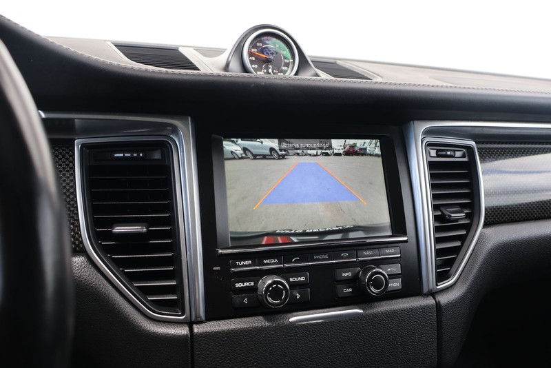 Porsche Macan Vehicle Full-screen Gallery Image 29