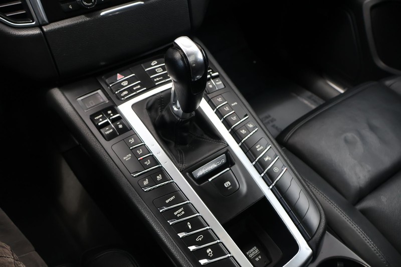 Porsche Macan Vehicle Full-screen Gallery Image 30