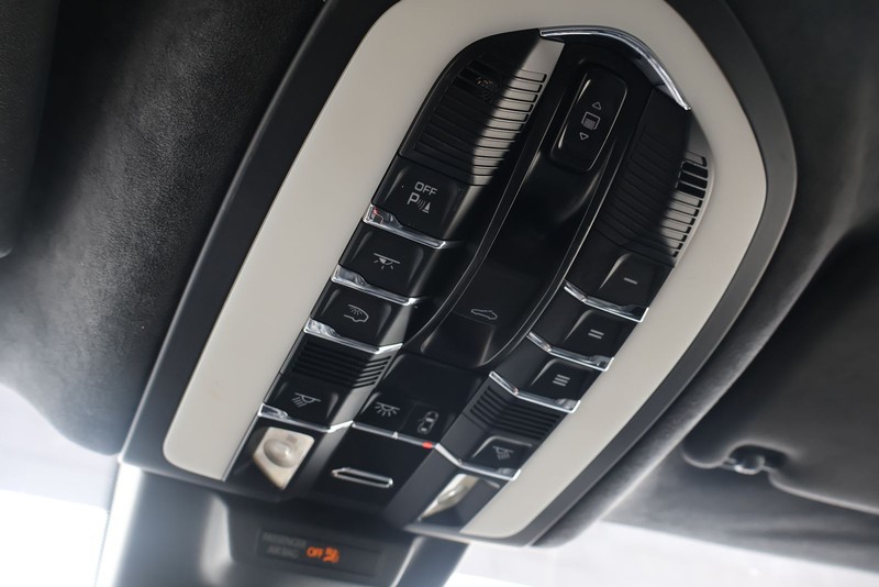 Porsche Macan Vehicle Full-screen Gallery Image 32
