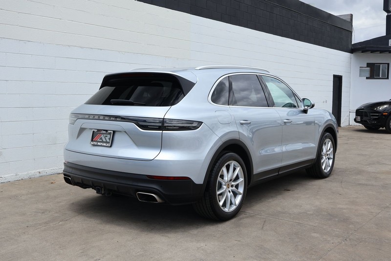 Porsche Cayenne Vehicle Full-screen Gallery Image 05
