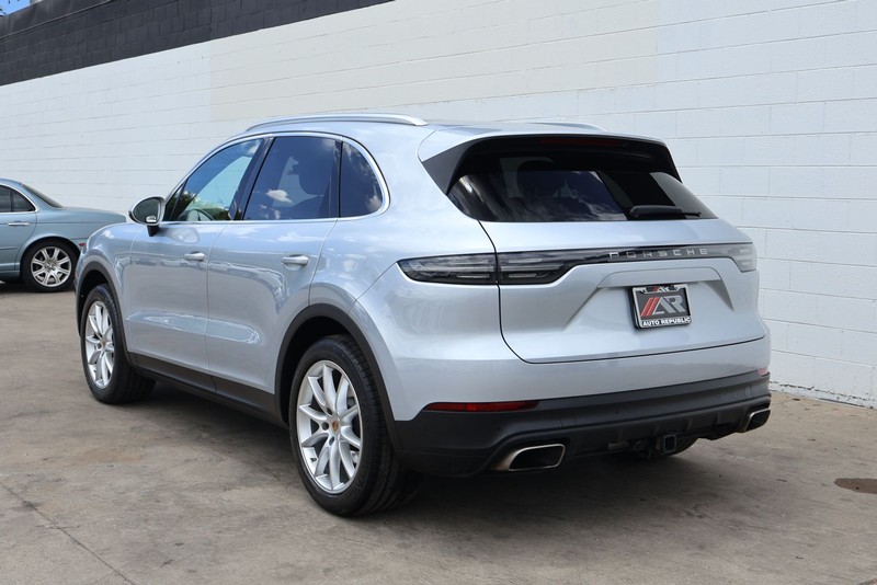 Porsche Cayenne Vehicle Full-screen Gallery Image 10