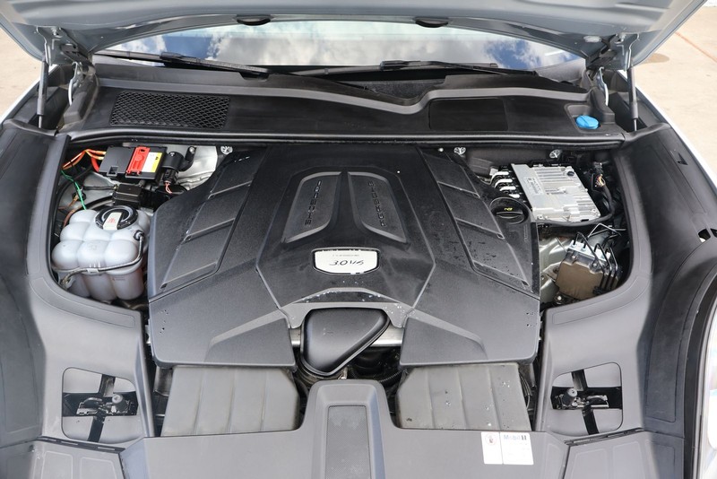 Porsche Cayenne Vehicle Full-screen Gallery Image 13