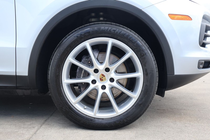 Porsche Cayenne Vehicle Full-screen Gallery Image 14