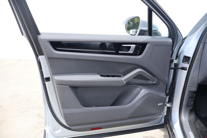 Porsche Cayenne Vehicle Full-screen Gallery Image 15