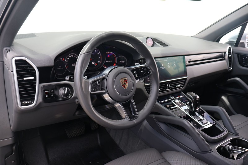 Porsche Cayenne Vehicle Full-screen Gallery Image 16