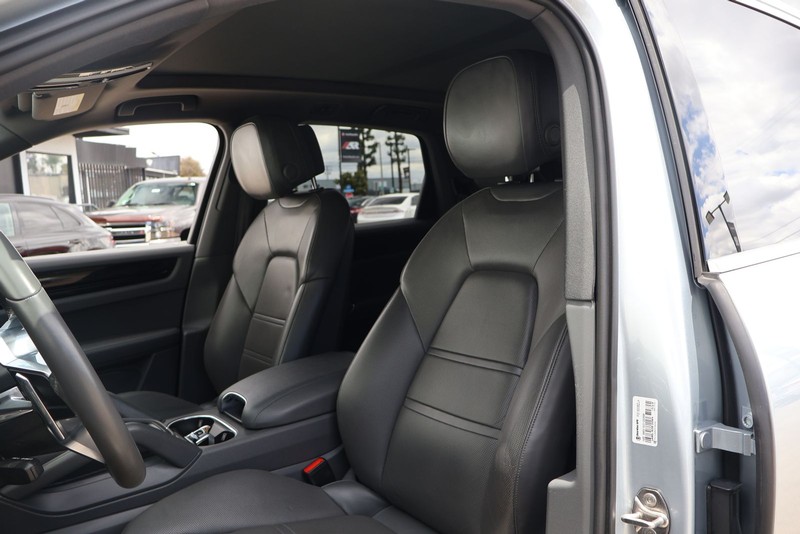 Porsche Cayenne Vehicle Full-screen Gallery Image 17
