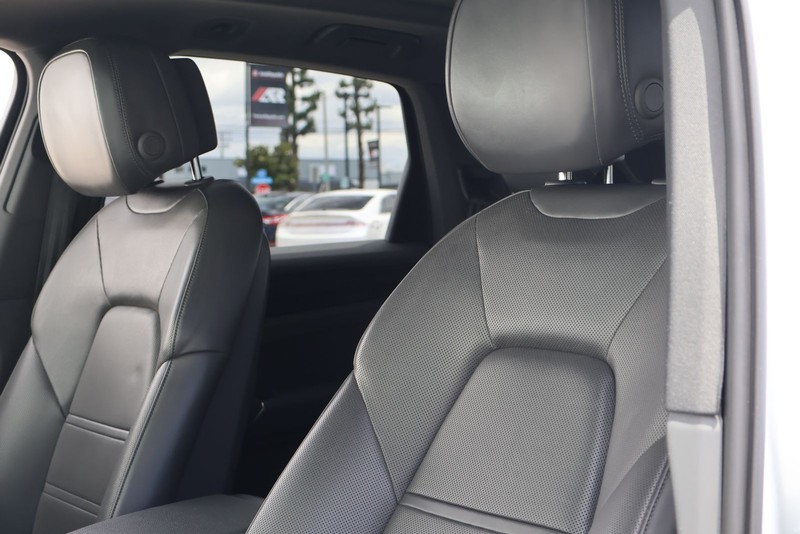Porsche Cayenne Vehicle Full-screen Gallery Image 18