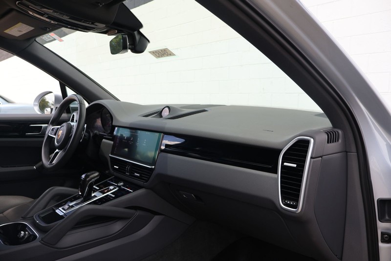 Porsche Cayenne Vehicle Full-screen Gallery Image 19