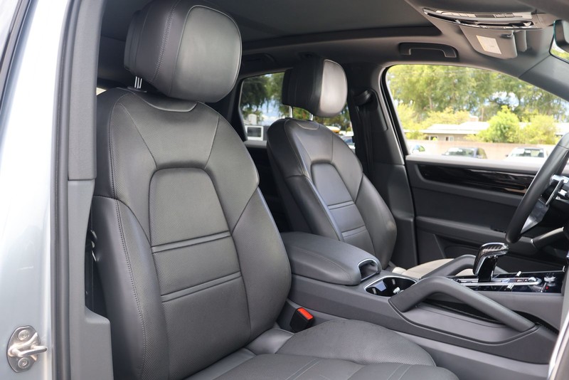 Porsche Cayenne Vehicle Full-screen Gallery Image 20