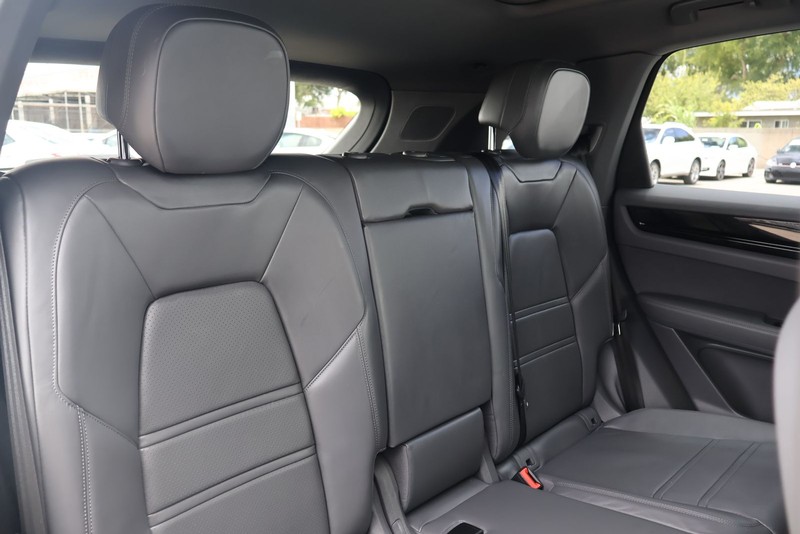 Porsche Cayenne Vehicle Full-screen Gallery Image 21