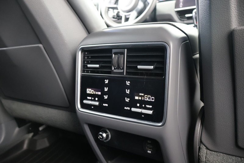 Porsche Cayenne Vehicle Full-screen Gallery Image 22