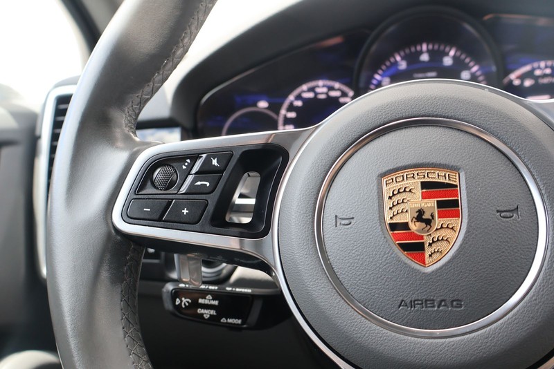 Porsche Cayenne Vehicle Full-screen Gallery Image 26