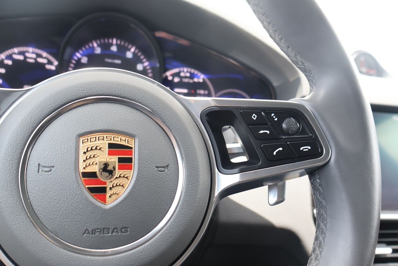 Porsche Cayenne Vehicle Full-screen Gallery Image 27