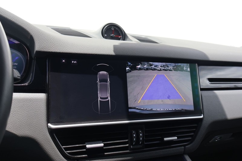 Porsche Cayenne Vehicle Full-screen Gallery Image 30