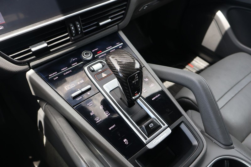 Porsche Cayenne Vehicle Full-screen Gallery Image 31