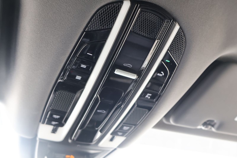 Porsche Cayenne Vehicle Full-screen Gallery Image 33