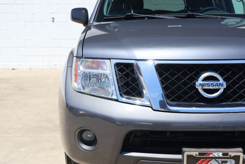 Nissan Pathfinder Vehicle Full-screen Gallery Image 03