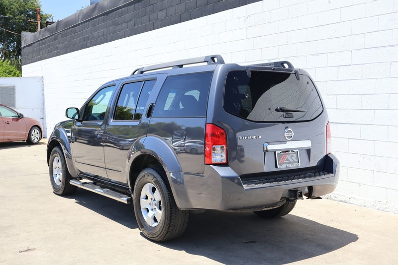 Nissan Pathfinder Vehicle Full-screen Gallery Image 09