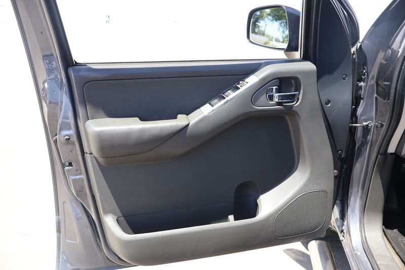 Nissan Pathfinder Vehicle Full-screen Gallery Image 14