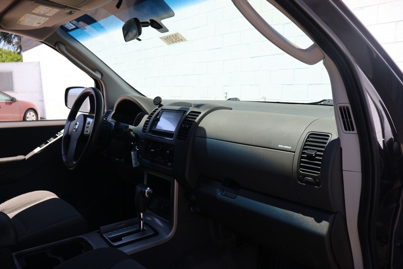 Nissan Pathfinder Vehicle Full-screen Gallery Image 18