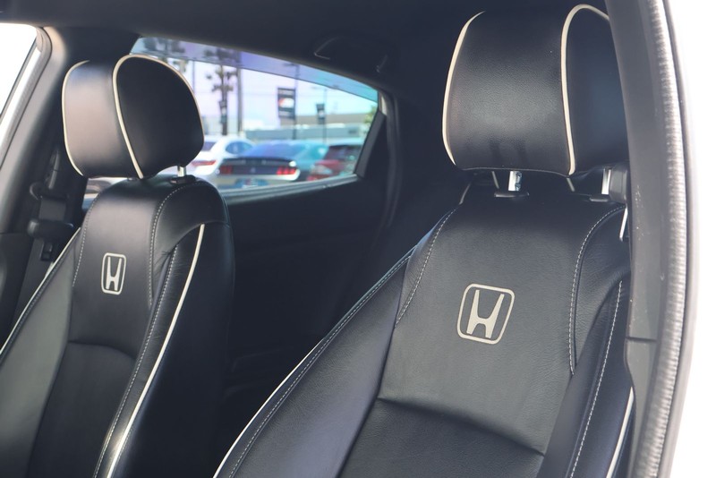 Honda Civic Hatchback Vehicle Full-screen Gallery Image 16