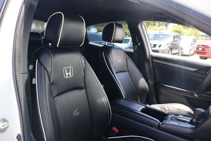 Honda Civic Hatchback Vehicle Full-screen Gallery Image 18